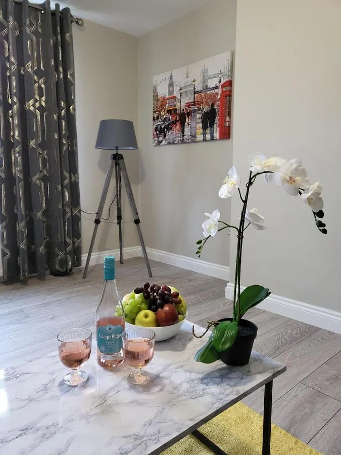 Dagenham/A13/Excel/Thurrock/Contractors/3Bedroom House Free Parking For 2 Cars.