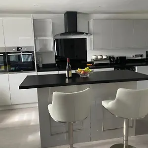  Apartment Modern 2 Bedroom Flat With Sky Tv & Free Parking