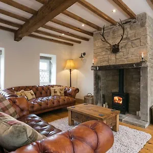 Stunning Blackberry With Log Burner - Located On Main Street Haworth